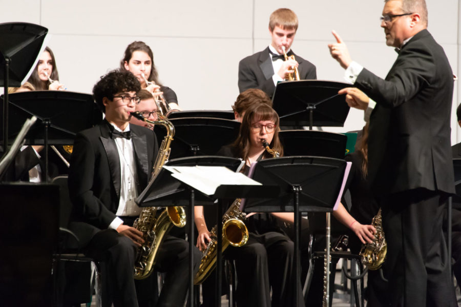 Mr. Rodgers conducts the band at the holiday shows December 2021 (photo credit: Sieloff Studio)